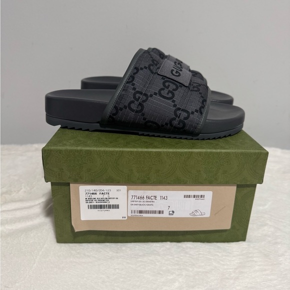 Gucci Black and Gray Slide Sandals with Embossed Logo - Picture 5 of 6